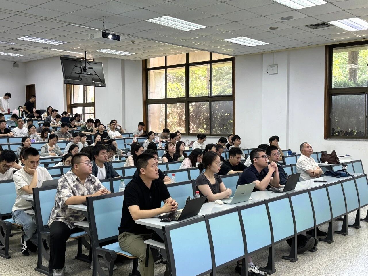 聚焦学位论文质量：西交大MPA教育中心召开研究生学位论文写作指导培训会